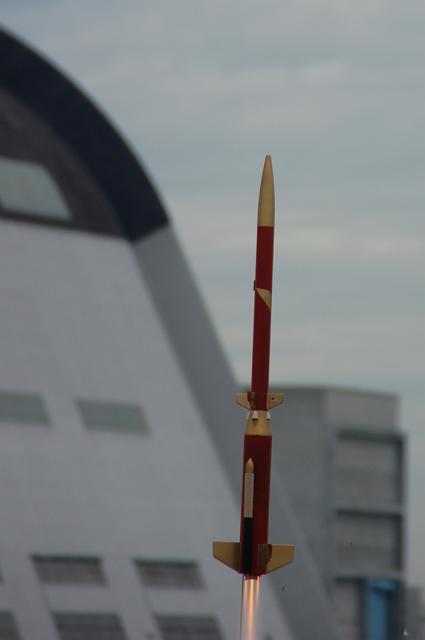 DSC_2004.JPG - Krystal launch: note the three flame fronts: the main D12-0 and two A3-4Ts.